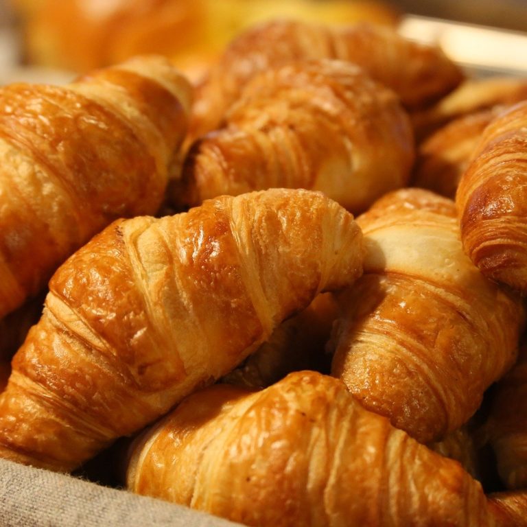 Photographie de croissants frais on pourrait presque sentir leur odeur rien qu'à voir l'image